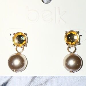 Belk Colored Pearl gold tone pierced Earrings NWT